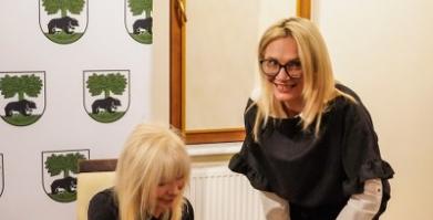 Szkolenie służb pomocowych z udziałem sędzi Anny Marii Wesołowskiej w Dworze Pomorskim w Luboradzy