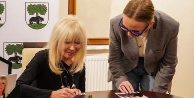 Szkolenie służb pomocowych z udziałem sędzi Anny Marii Wesołowskiej w Dworze Pomorskim w Luboradzy