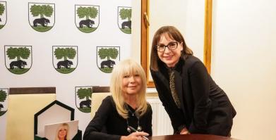 Szkolenie służb pomocowych z udziałem sędzi Anny Marii Wesołowskiej w Dworze Pomorskim w Luboradzy