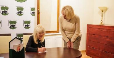 Szkolenie służb pomocowych z udziałem sędzi Anny Marii Wesołowskiej w Dworze Pomorskim w Luboradzy