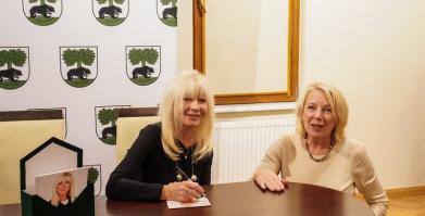 Szkolenie służb pomocowych z udziałem sędzi Anny Marii Wesołowskiej w Dworze Pomorskim w Luboradzy