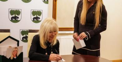 Szkolenie służb pomocowych z udziałem sędzi Anny Marii Wesołowskiej w Dworze Pomorskim w Luboradzy