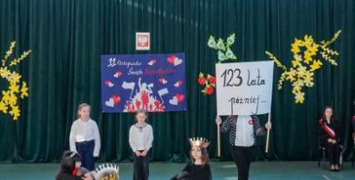 Uroczyste obchody 107. rocznicy odzyskania niepodległości w szkołach