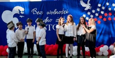 Uroczyste obchody 107. rocznicy odzyskania niepodległości w szkołach