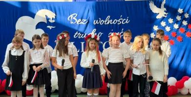 Uroczyste obchody 107. rocznicy odzyskania niepodległości w szkołach