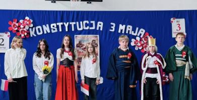 Uczniowie SP w St. Chwalimiu podczas akademii z okazji święta Konstytucji 3 maja