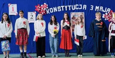 Uczniowie SP w St. Chwalimiu podczas akademii z okazji święta Konstytucji 3 maja