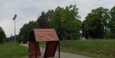 nowe ławki przy ścieżce rowerowej