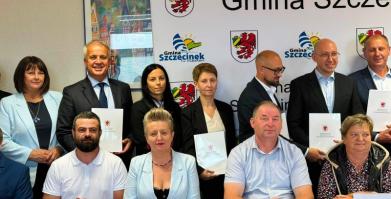 Przedstawiciele gmin powiatu szczecineckiego podczas wspólnego zdjęcia z podpisania umów na Granty Sołeckie 2026