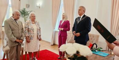 Tadeusz i Jadwiga Błaszko oraz Marlena Szczygieł Sekretarz Gminy Barwice i Robert Zborowski Burmistrz Barwic