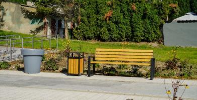 Plac Mickiewicza w Barwicach nabiera kolorów
