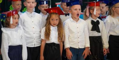 Ślubowanie uczniów klas pierwszych w Szkole Podstawowej w Barwicach