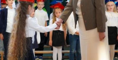 Ślubowanie uczniów klas pierwszych w Szkole Podstawowej w Barwicach