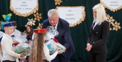 Ślubowanie uczniów klas pierwszych w Szkole Podstawowej w Barwicach