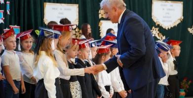 Ślubowanie uczniów klas pierwszych w Szkole Podstawowej w Barwicach