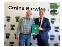 Na zdjęciu Burmistrz Barwic i przedstawiciel Wykonawcy modernizacji Placu Adam aMickiewicza