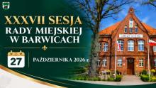 Grafika informująca o XXXVII Sesji Rady Miejskiej w Barwicach, która odbędzie się 27 października 2026 r. Po lewej stronie, na ciemnozielonym tle ze złotymi zdobieniami, znajduje się informacja o sesji i jej terminie, a po prawej zdjęcie budynku Urzędu Miejskiego w Barwicach.
